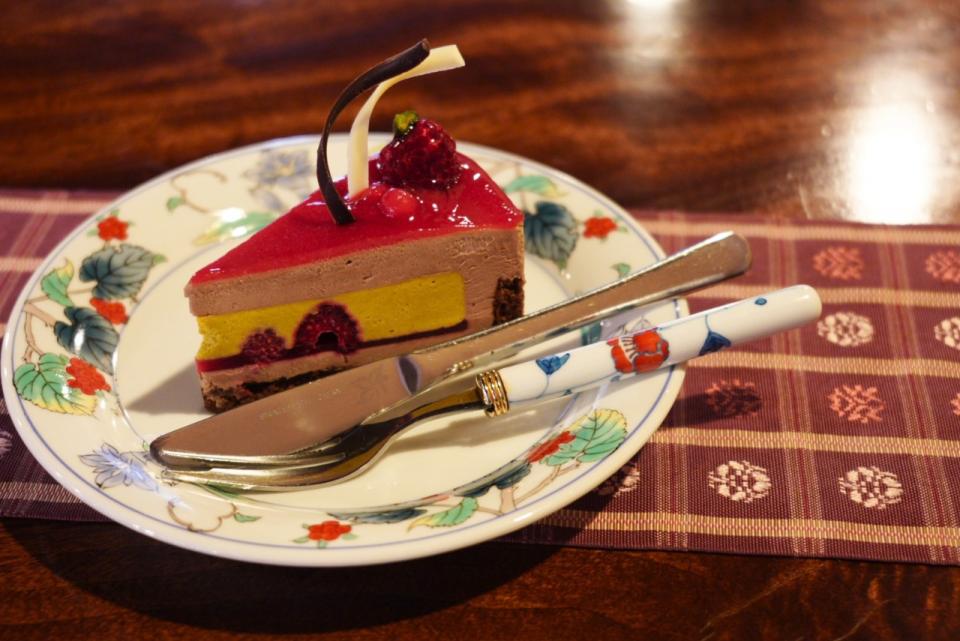 写真：有田焼のお皿とフォークで頂くケーキ