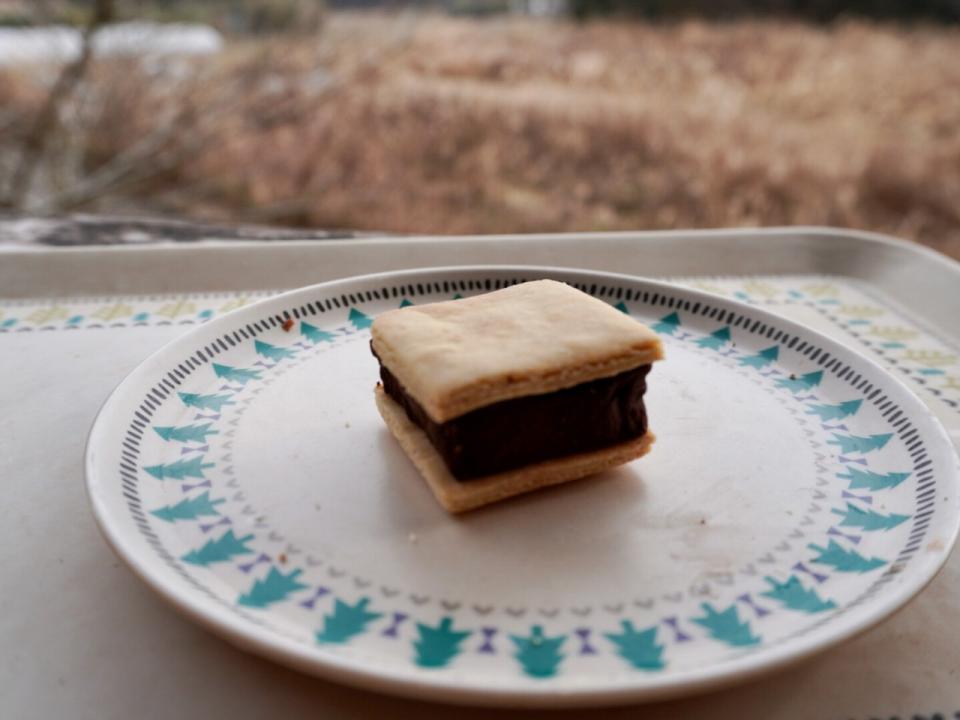 写真：お皿にのったチョコクッキーサンド