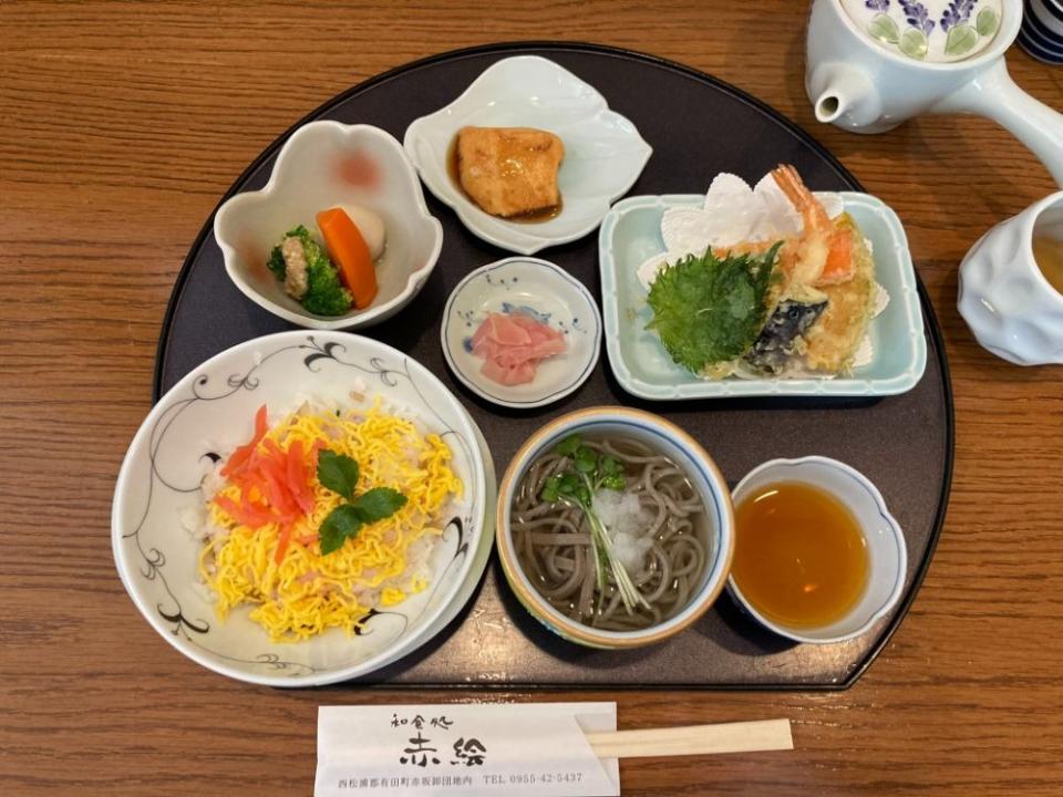 写真：お盆にちらし寿司、温かいそば、天ぷら、天つゆ、香の物、煮物の小鉢、ごどうふがセットされた「雛御膳」
