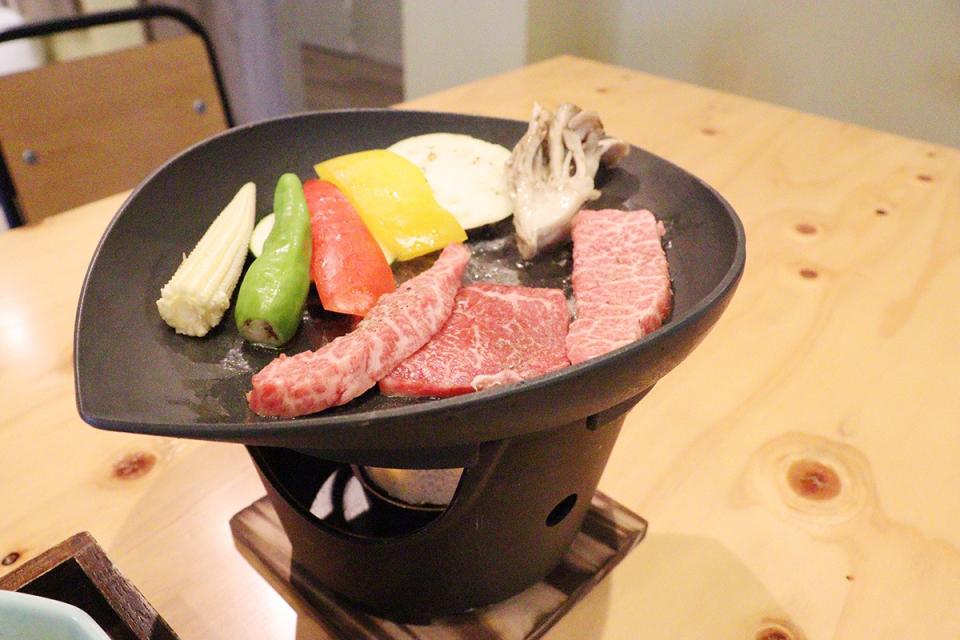 写真：陶板に並べた野菜と佐賀牛の肉