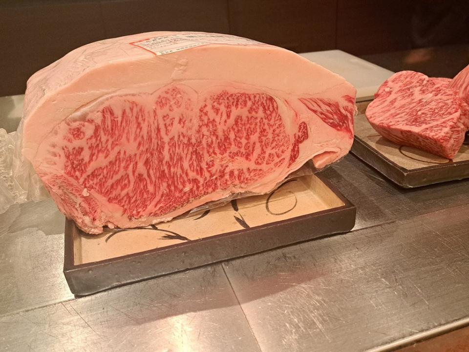写真：佐賀牛ロース肉の大きなかたまりがカウンターに置かれている様子