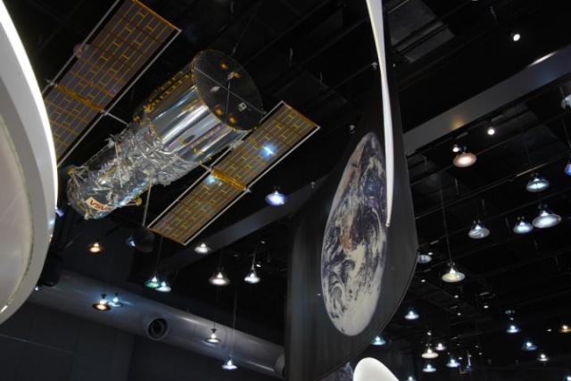 写真：展示スペースの天井には、宇宙飛行士や星の照明が展示