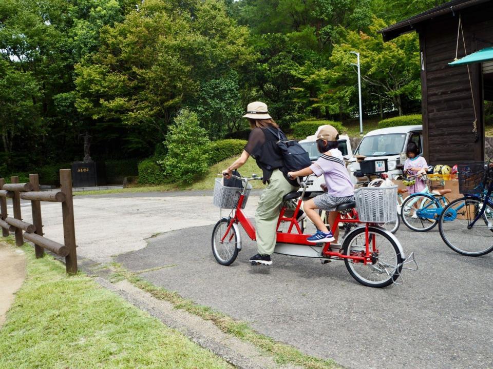 写真：タンデム自転車に乗る親子