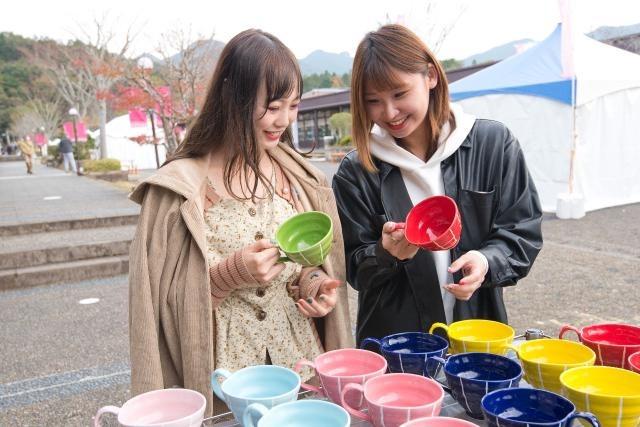 写真：女性二人が陶磁器を選んでいる様子