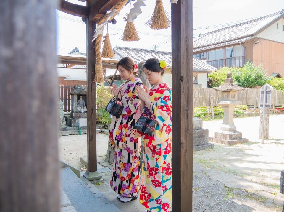写真：八坂神社でお祈りする女性