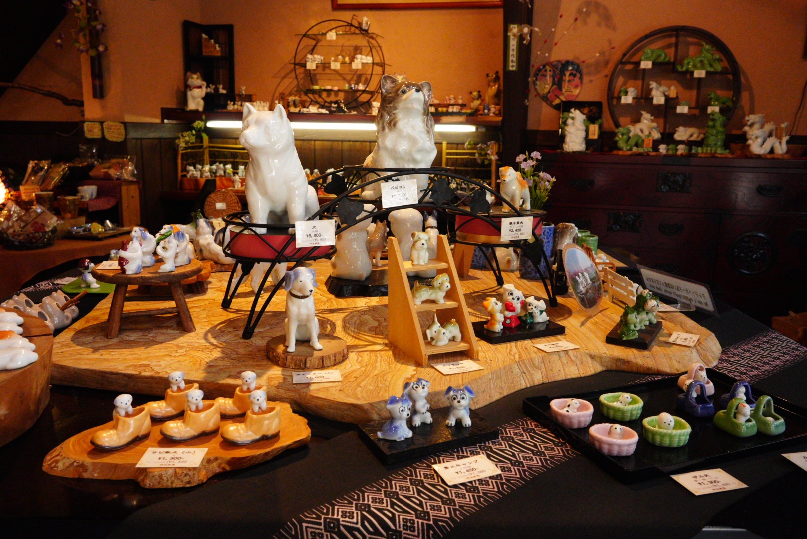 写真：有田焼で作ったミニチュア「ミクロス」がテーブルに飾られている