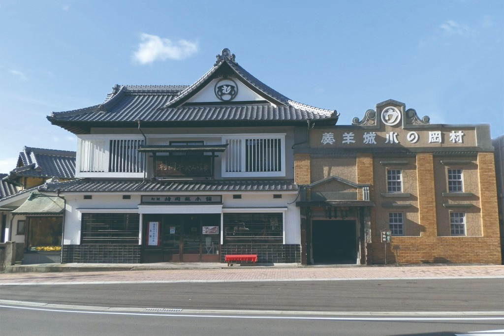 写真：瓦葺の日本風の建物をした村岡総本舗羊羹資料館の外観