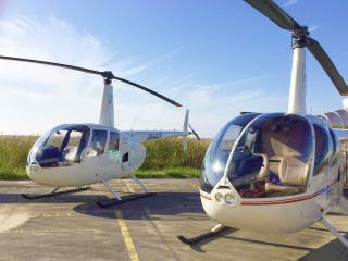写真：並んで駐機している遊覧ヘリコプター2機