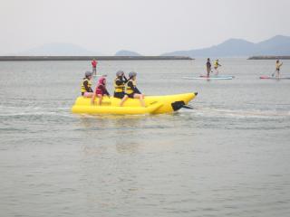 写真：バナナボートに乗る人達