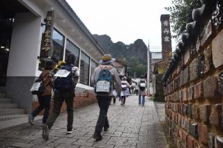 写真：秘窯の里・鍋島コース、石畳の街並みを散策する人々