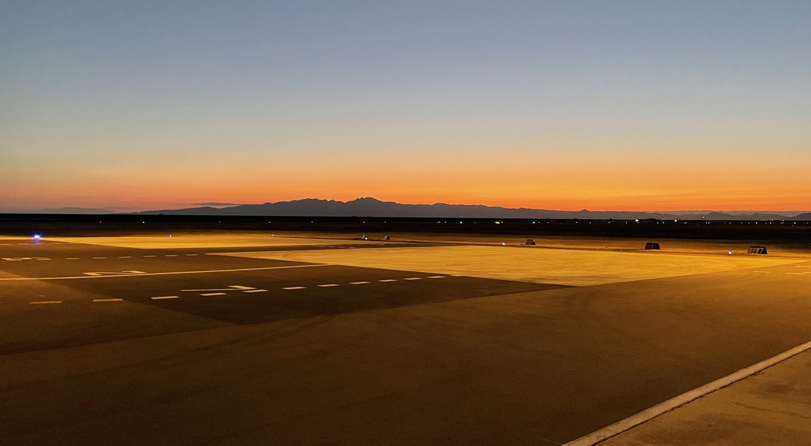 写真：佐賀空港滑走路の日没の空