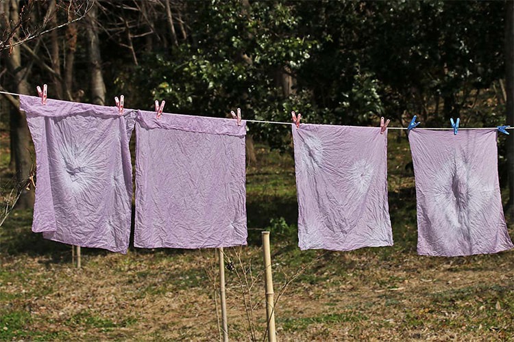 写真：染料で染めた布を干して乾かす様子