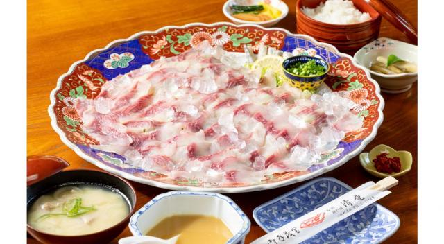 写真：大皿に盛りつけた寒鯉さしみを中心に、みそ汁やご飯が配膳された様子