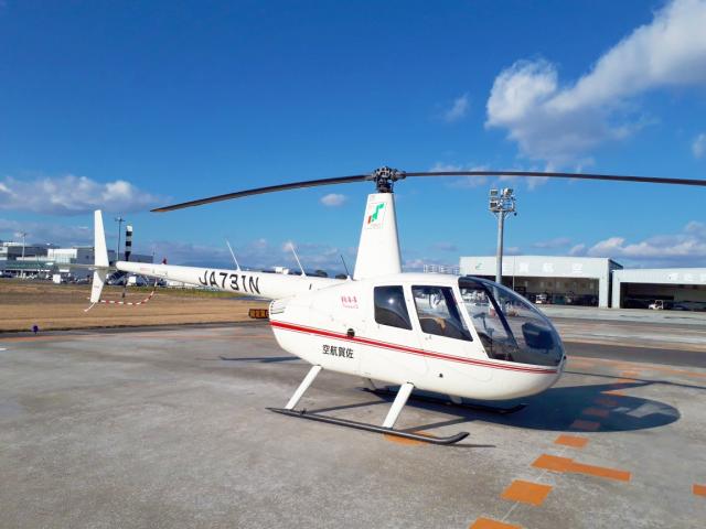 写真：駐機している遊覧ヘリコプター（白い機体）