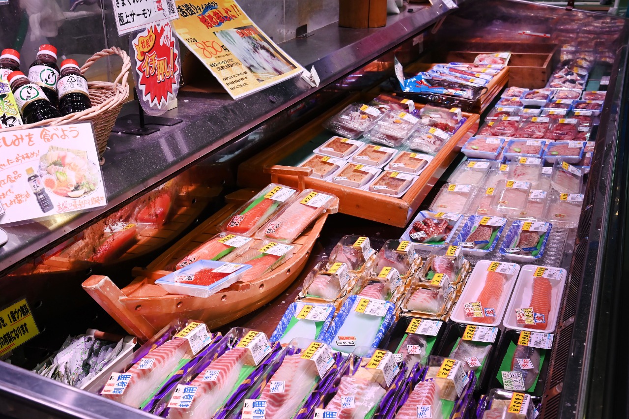 写真：鮮魚等の販売フロアの様子