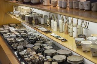 写真：唐津焼総合展示場で展示されている陶器たち