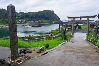 写真：田島神社の鳥居からの海