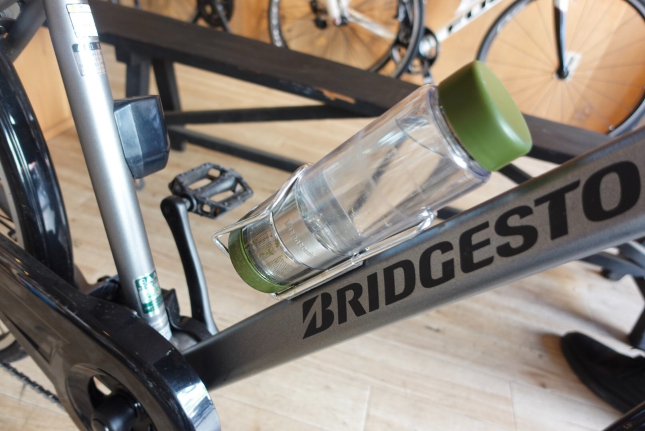 写真：自転車とボトル