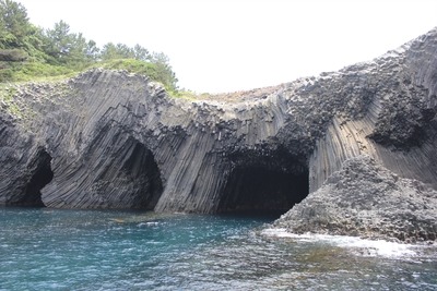 写真：岸壁に海水が侵食してできた洞窟