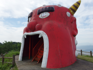 写真：大きく口を開けた赤鬼の顔を模した見た目に迫力のある展望台