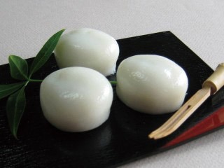 写真：お皿に盛った白玉まんじゅう3個と竹の楊枝