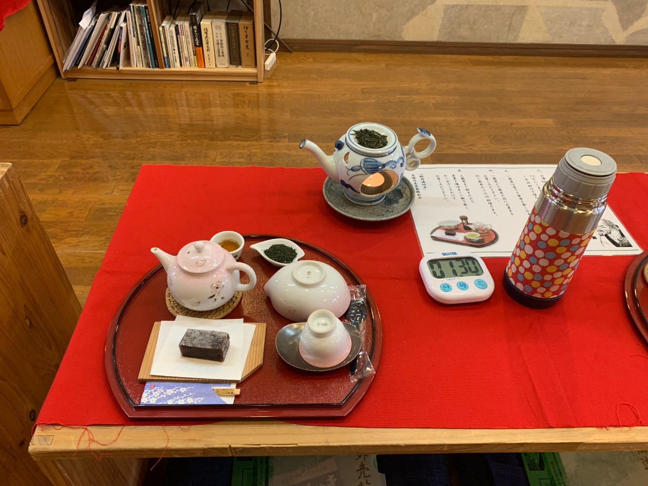 写真：机の上のお盆に載せられたお茶とお菓子のセット