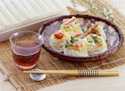 写真：ちらし寿司風にエビや錦糸卵を乗せてざるに盛りつけた神埼そうめんとガラス製の蕎麦猪口に入ったつゆの画像