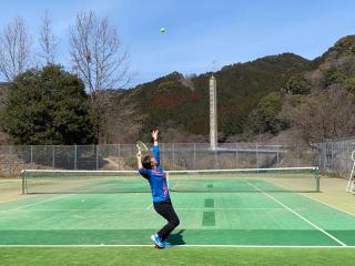 写真：テニスをしている様子