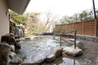 写真：木製の柵で囲われた露天風呂