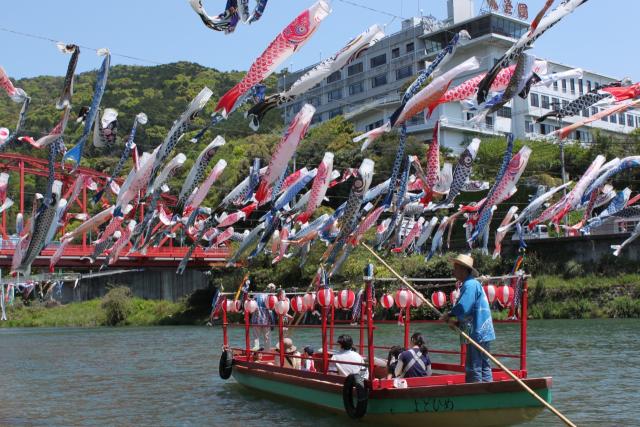 写真：たくさんの鯉のぼりが飾られた川と船