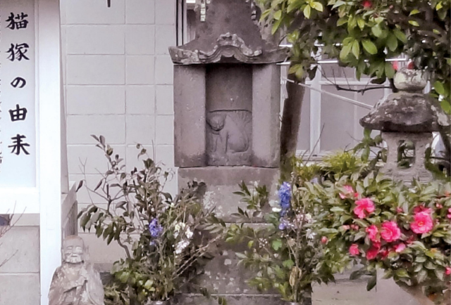 写真：秀林寺の石造りの塚