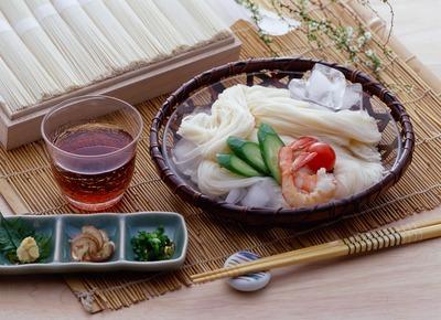 写真：ざるに盛った神埼そうめん、ガラス製の蕎麦猪口に入ったつゆ、薬味3種の画像