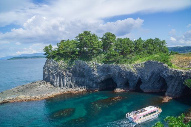 写真：岸壁にできた洞窟と透き通った海