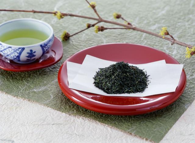 写真：茶葉と緑茶の写真