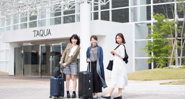 写真：天山多久温泉 TAQUAの外観と3人の女性