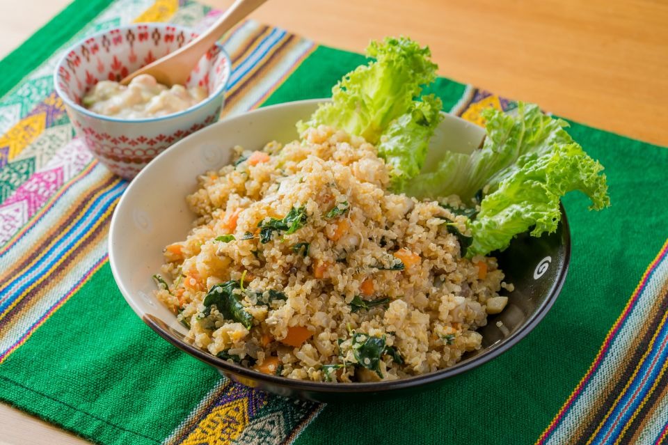 緑のランチョンマットの上に、キヌアチャーハンとスープが並んだ料理画像