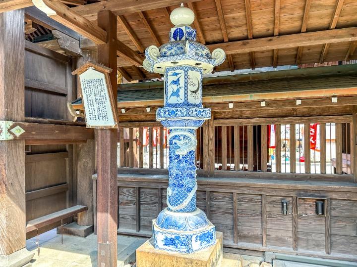 写真：松原神社の白磁の燈籠