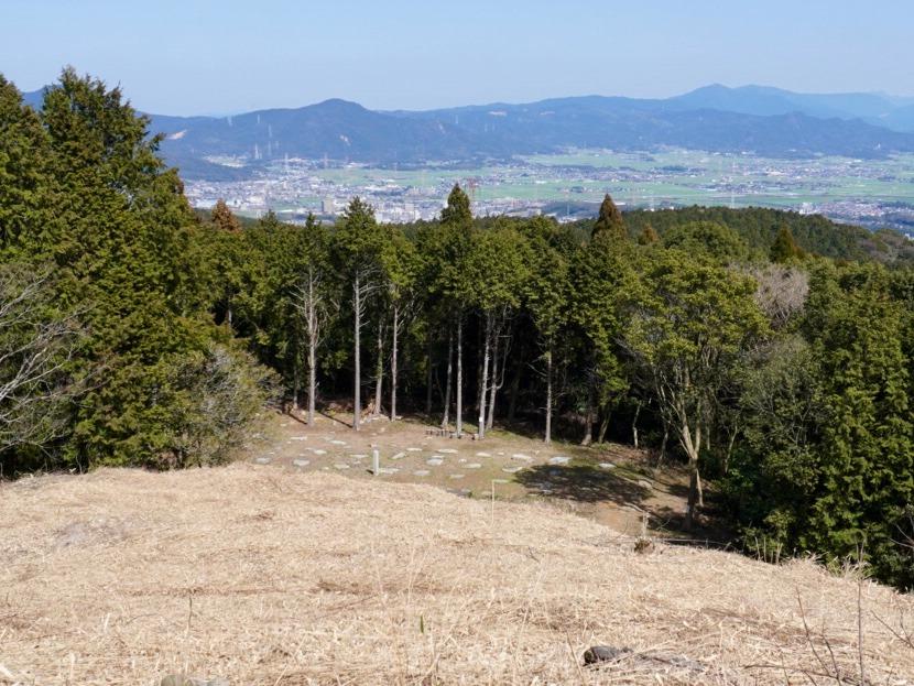 写真：山頂から見える大礎石群（写真中央）   