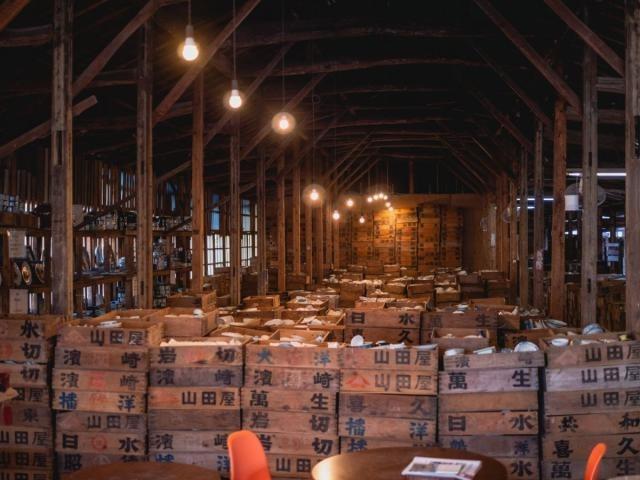 写真：トロ箱が積まれた倉庫の様子