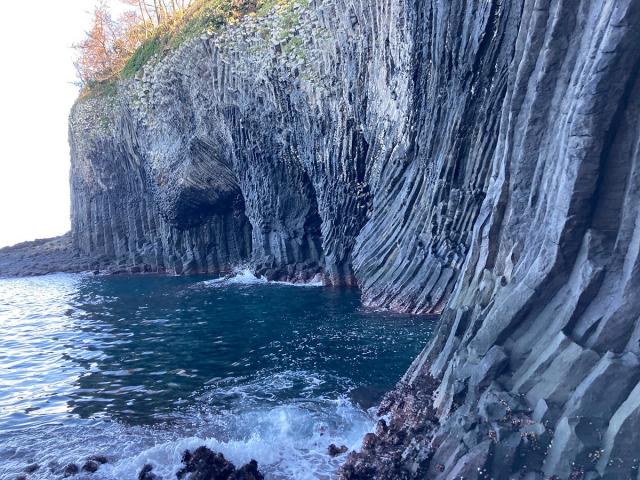 写真：洞窟が開いた海の断崖