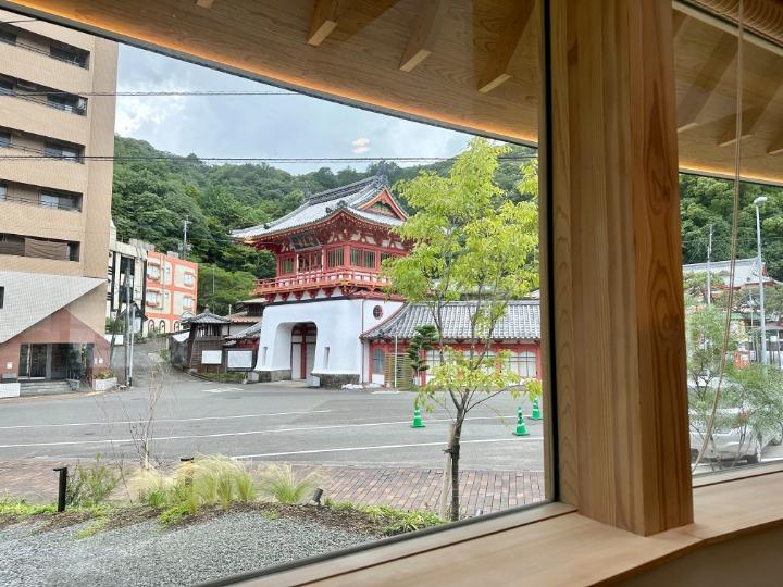 写真：窓から見える武雄温泉楼門