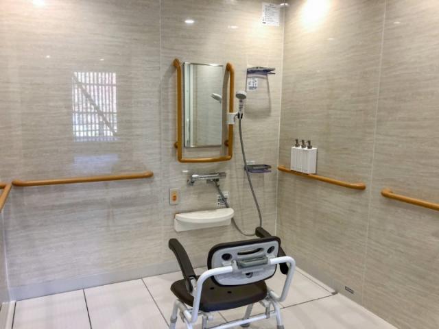 写真：バリアフリー対応のシャワー室
