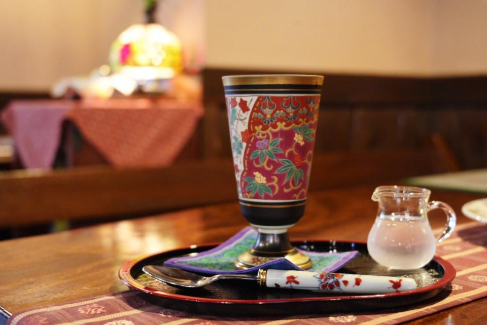 写真：有田焼で飲めるアイスコーヒー