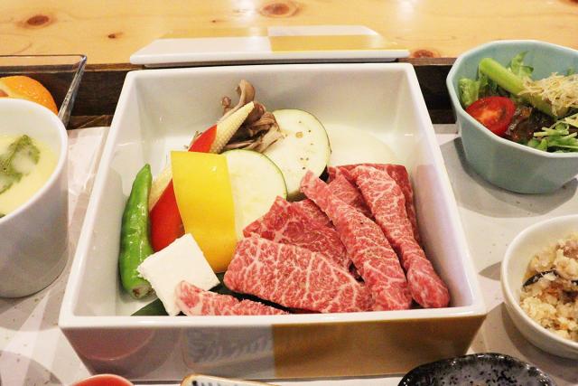 写真：『佐賀牛陶板焼御膳』の一部の陶製の箱に入った野菜と佐賀牛の肉