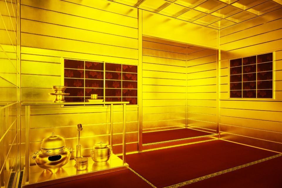 写真：壁一面黄金の茶室内部の様子
