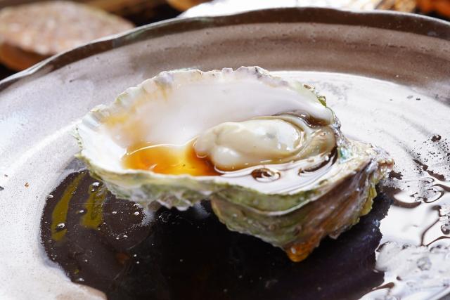 写真：お皿に乗った岩牡蠣