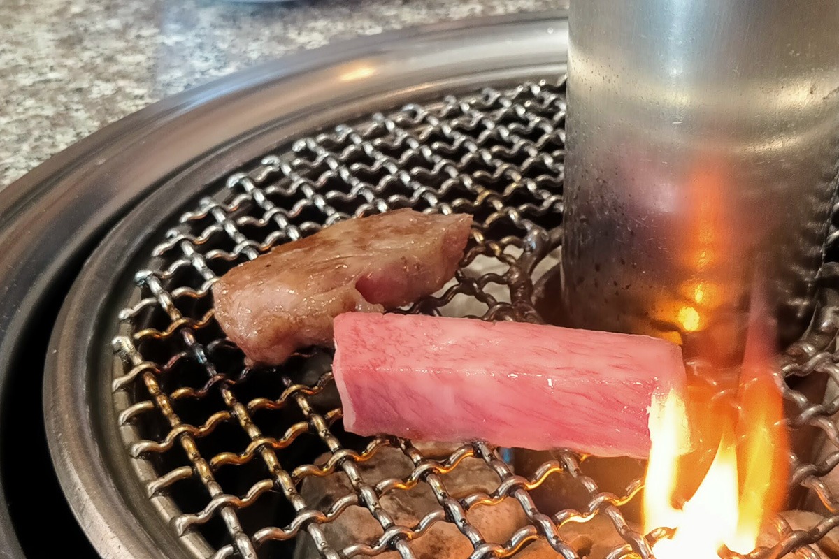 写真：お肉を焼いている風景