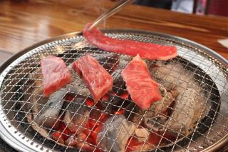 写真：お肉を焼いている様子