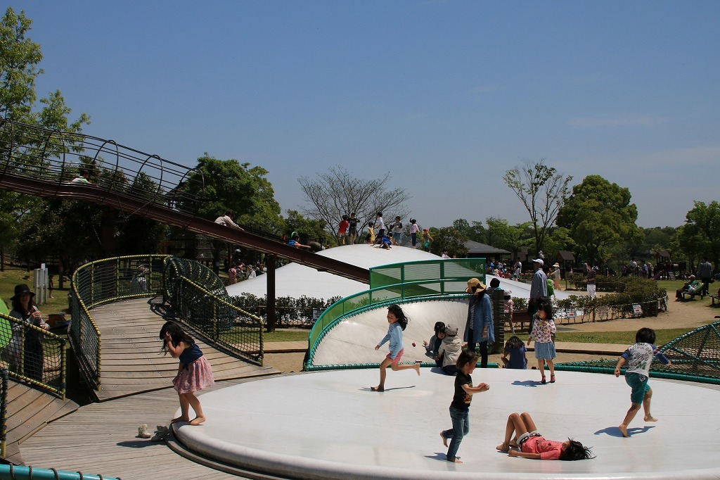 写真：大型トランポリンで遊ぶ子供たちの様子