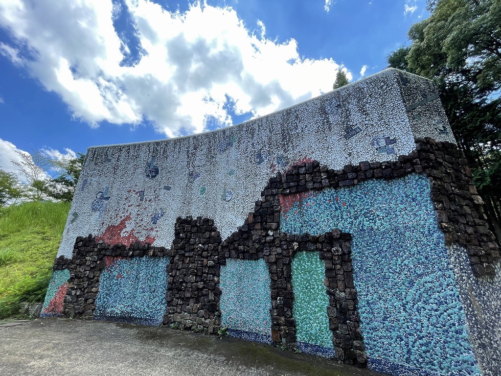 写真：陶片とトンバイで制作された大壁画